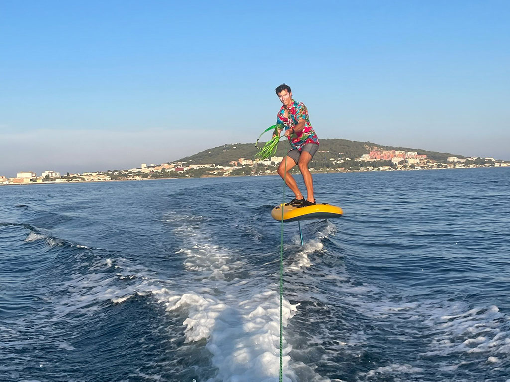 Photo d'une personne pratiquant l'hydrofoil.