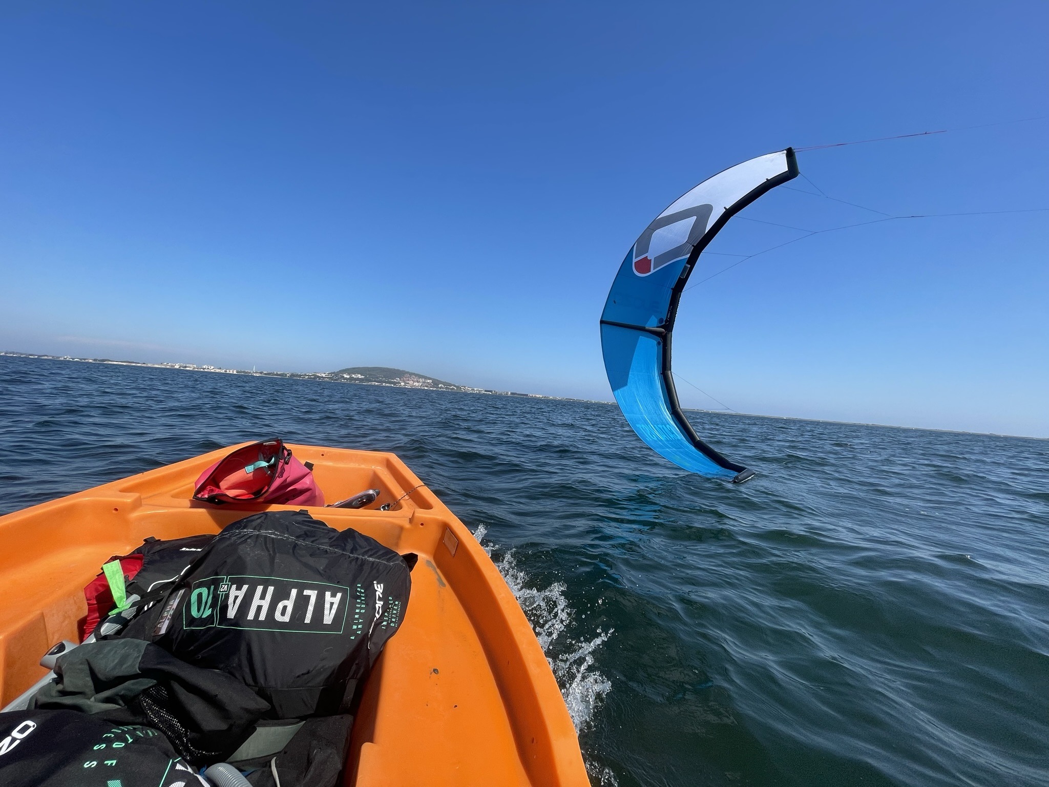 Image d'une personne faisant du kite.