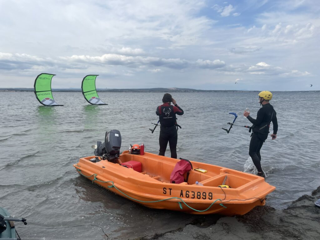 Notre école située autour de l'étang de Thau, à Sète, vous propose des stages de Kite. Nos formules flexibles sont uniques à notre connaissance et s'adapterons parfaitement à vos besoins.