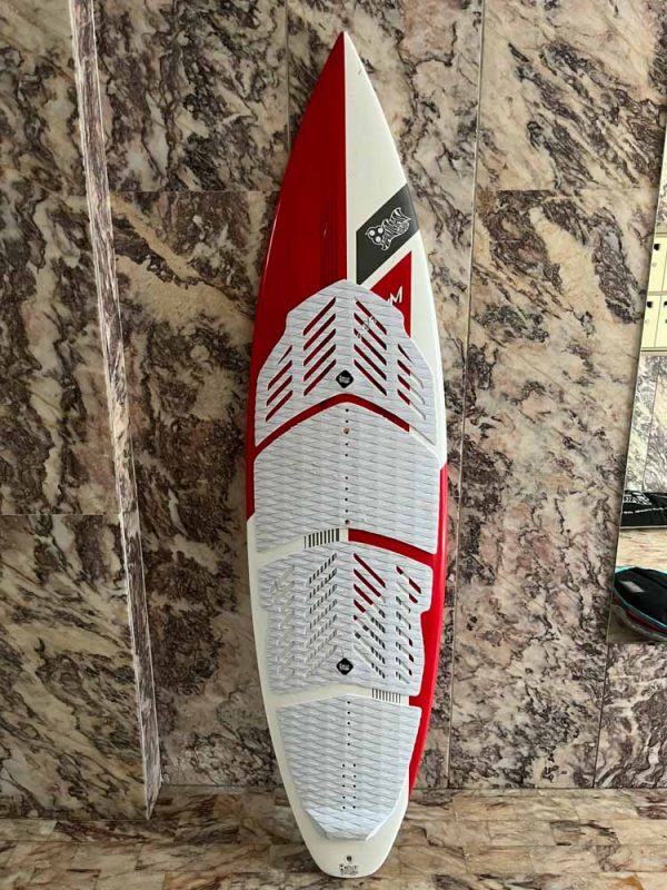 Planche de surfkite 188cm x 47cm x 5,7cm blanc et rouge.